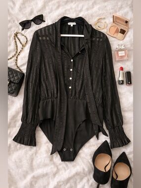 Moon River Black Sheer Textured Bodysuit Size Large Button Front Tie Neck